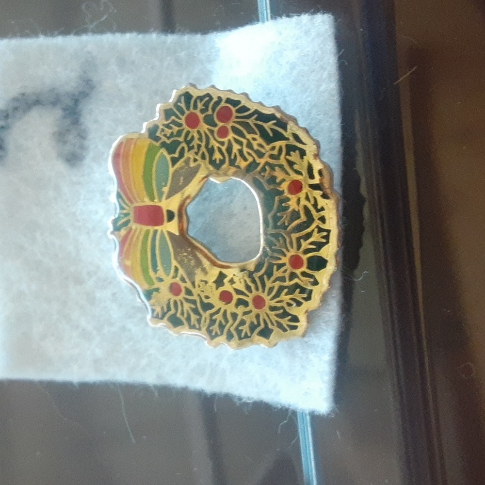 Festive Wreath Brooch with Gold Tone and Green Accents - Picture 3 of 4